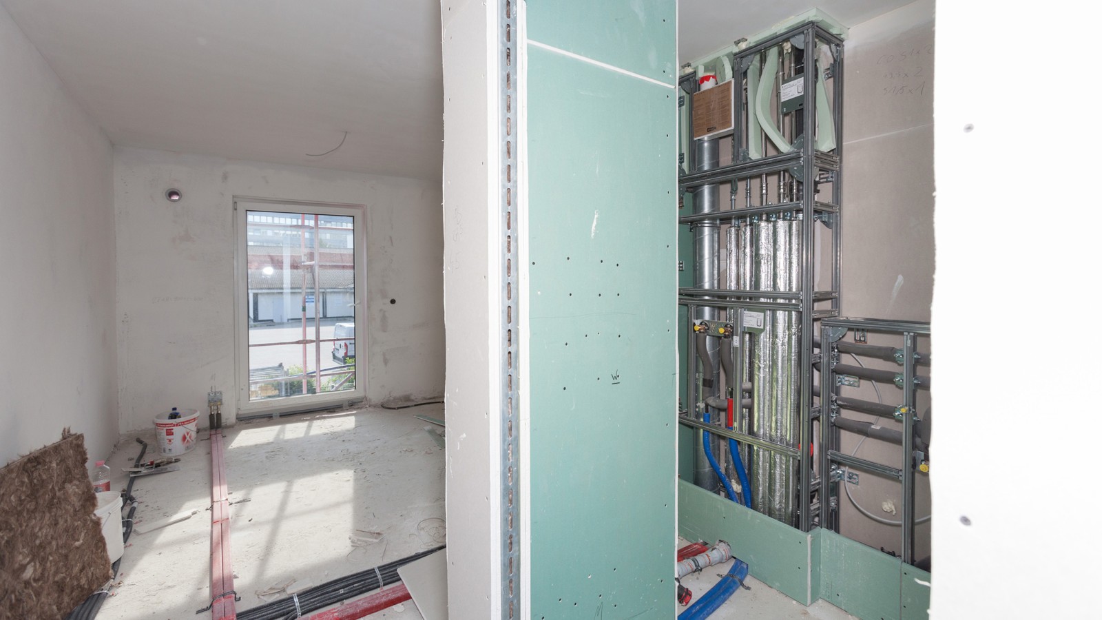 Průmyslově vyrobený instalační systém Geberit GIS pro kompletní zásobovací a odvodňovací systém zkrátil dobu výstavby o tři měsíce (© Geberit)