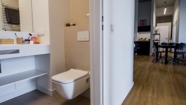 Design, který zvětšuje prostor: Malá koupelna na studentské koleji LivnnX (© Jaroslaw Kakal/Geberit)