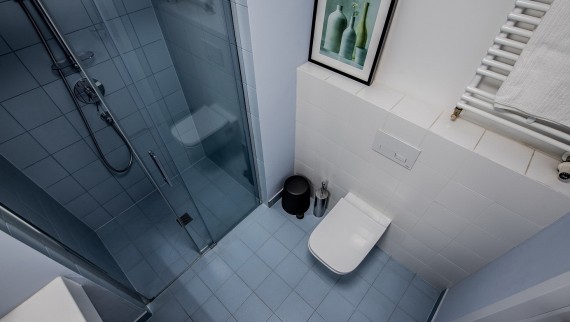 I ty nejmenší koupelny mohou zrcadlit individuální vkus (© Jaroslaw Kakal/Geberit)