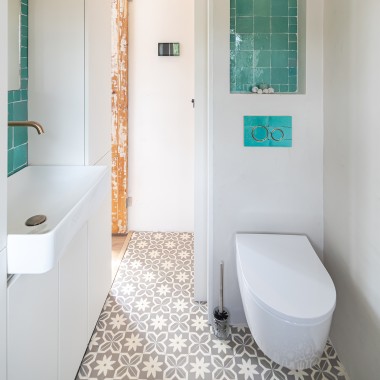 Vše pro malou koupelnu: Geberit WC, ovládací tlačítko a umyvadlo. (© Chiela van Meerwijk)
