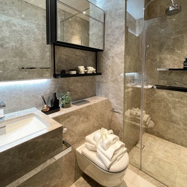 Ohromující luxus v koupelně pro hosty (© Darren Soh)