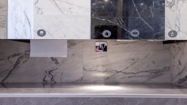 Promyšlená konstrukce: Sprchový kanálek Geberit CleanLine20 za velkoformátovou umyvadlovou deskou zajišťuje odtok vody. (© Opernhaus Chemnitz / Nasser Hashemi) Promyšlená konstrukce: Sprchový kanálek Geberit CleanLine20 za velkoformátovou umyvadlovou deskou zajišťuje odtok vody. (© Opernhaus Chemnitz / Nasser Hashemi)