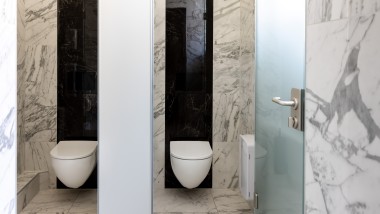 WC keramika bez okrajů z koupelnové série Acanto (© Opernhaus Chemnitz / Nasser Hashemi)