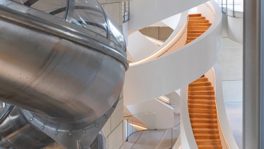 Uvnitř věže spojuje jednotlivá patra impozantní točité schodiště. Pokud chcete, můžete cestou dolů použít skluzavku.