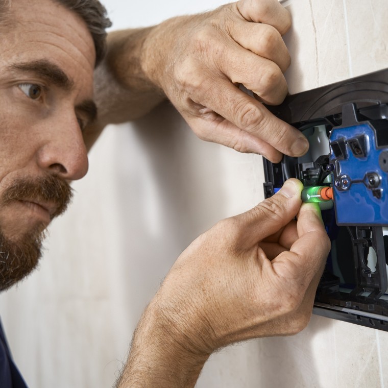 Instalatér může zkontrolovat, zda napájení funguje správně, pomocí LED kontrolky integrované v připojovacím kabelu. Instalatér může zkontrolovat, zda napájení funguje správně, pomocí LED kontrolky integrované v připojovacím kabelu.