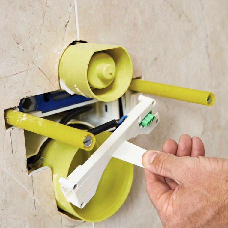 Alternativně: Instalace mezipodlahy v rozvodné skříni Power & Connect Box elektrotechnikem po obložení.