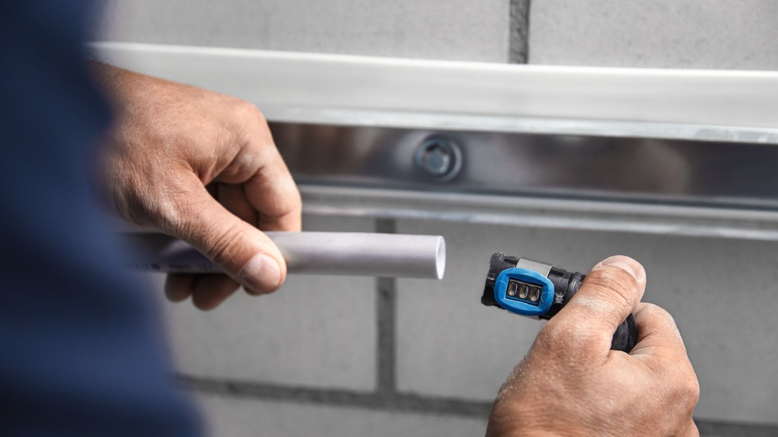 Tvarovku Geberit FlowFit lze po uříznutí na požadovanou délku namontovat přímo.