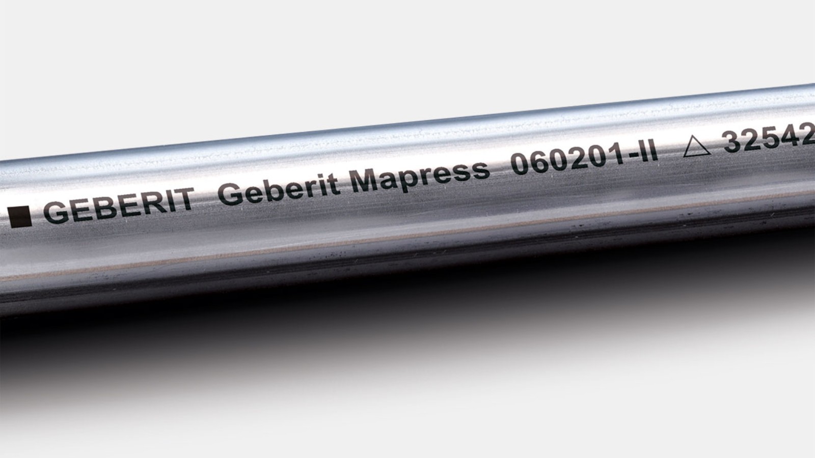 Černý štítek označuje systémové trubky Geberit Mapress z nerezové oceli CrNiMo Černý štítek označuje systémové trubky Geberit Mapress z nerezové oceli CrNiMo
