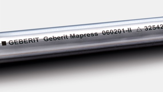 Černý štítek označuje systémové trubky Geberit Mapress z nerezové oceli CrNiMo