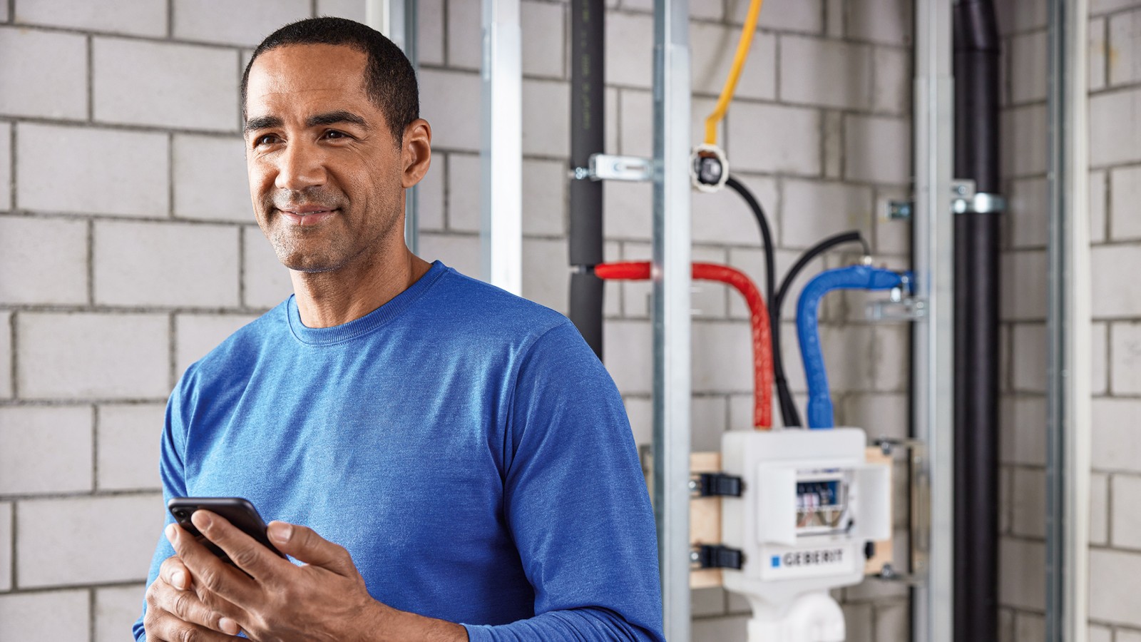 Hygienické splachovací zařízení Geberit bylo nainstalováno a nastaveno pomocí aplikace Geberit Control (© Geberit) Hygienické splachovací zařízení Geberit bylo nainstalováno a nastaveno pomocí aplikace Geberit Control (© Geberit)