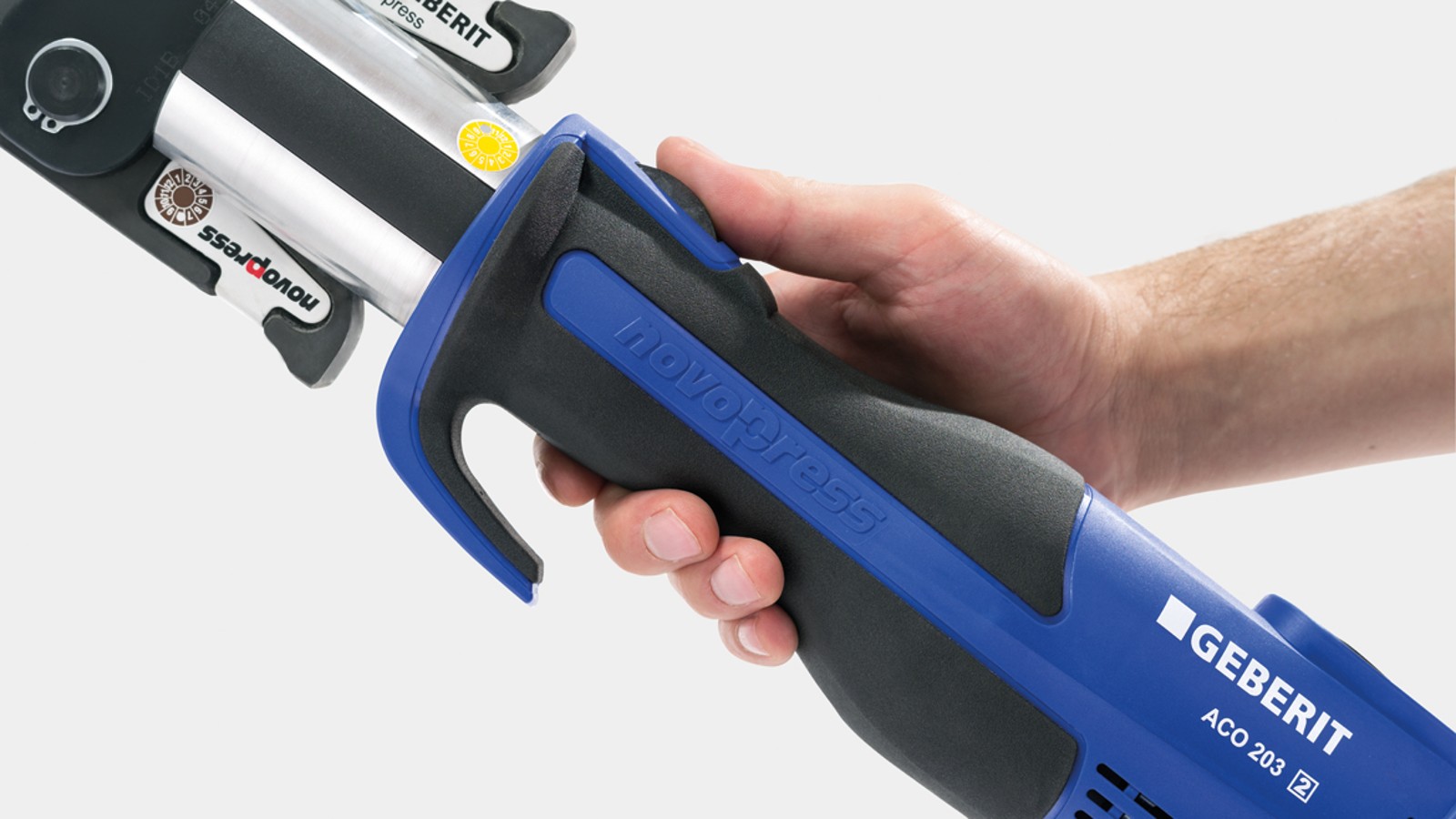 Ergonomické ovládání lisovacího nářadí s protiskluznou kompaktní rukojetí Ergonomické ovládání lisovacího nářadí s protiskluznou kompaktní rukojetí