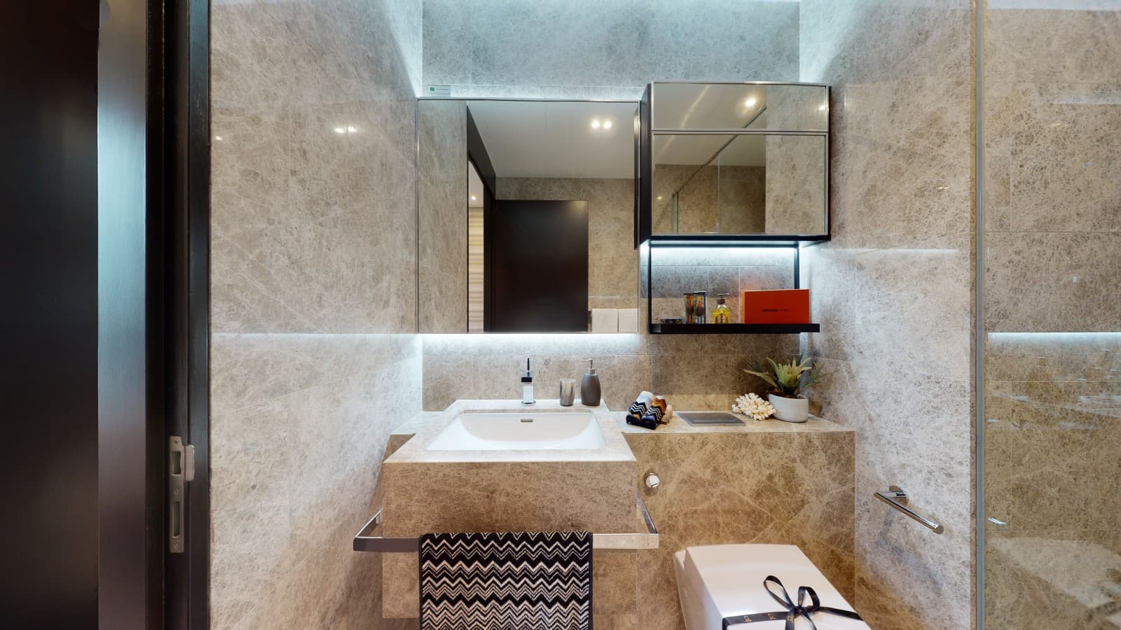 Sprchovací WC Geberit AquaClean v hlavních kouplenách nabízí ještě vyšší úrověň komfortu. (© Guocoland Limited) Sprchovací WC Geberit AquaClean v hlavních kouplenách nabízí ještě vyšší úrověň komfortu. (© Guocoland Limited)