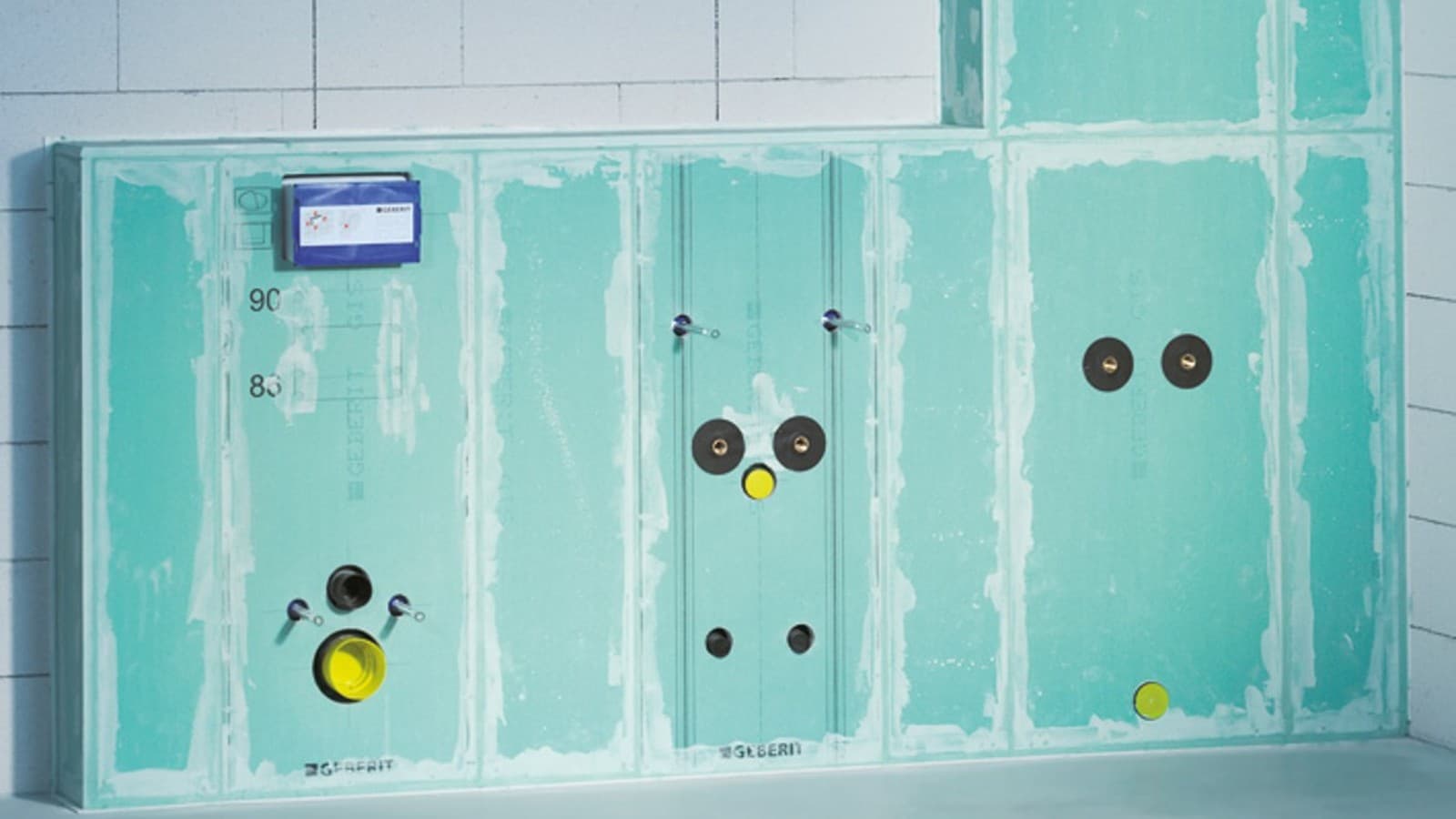 V kombinacii s vhodnými dělícímí stěnami jsou instalační systémy Geberit Duofix vhodné jako protipožární příčka až na 90 minut. V kombinacii s vhodnými dělícímí stěnami jsou instalační systémy Geberit Duofix vhodné jako protipožární příčka až na 90 minut.