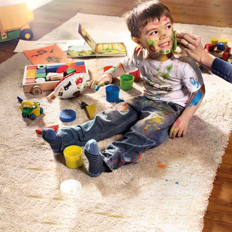 Dítě zamazané barvou Dítě zamazané barvou