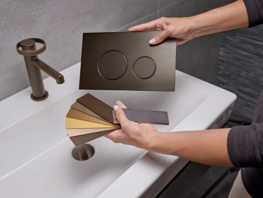 Geberit Sigma40 ladící s umyvadlovou baterií v povrchové úpravě „aged bronze“ Geberit Sigma40 ladící s umyvadlovou baterií v povrchové úpravě „aged bronze“
