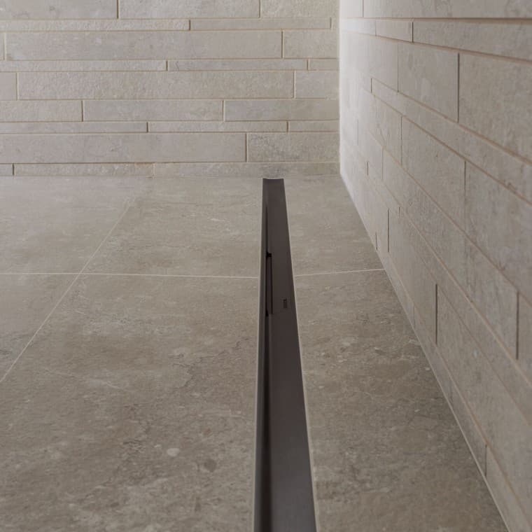 Voda odtéká přes elegantní nerezový profil. Voda odtéká přes elegantní nerezový profil.