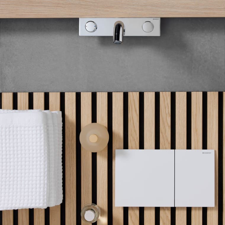 Jednoduchá bílá ovládací deska Geberit Sigma70 se dá kombinovat různými způsoby. Jednoduchá bílá ovládací deska Geberit Sigma70 se dá kombinovat různými způsoby.