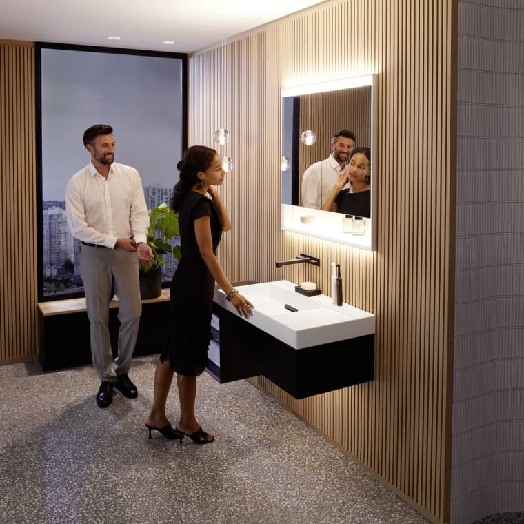 Muž a žena v koupelně ze série Geberit ONE Muž a žena v koupelně ze série Geberit ONE