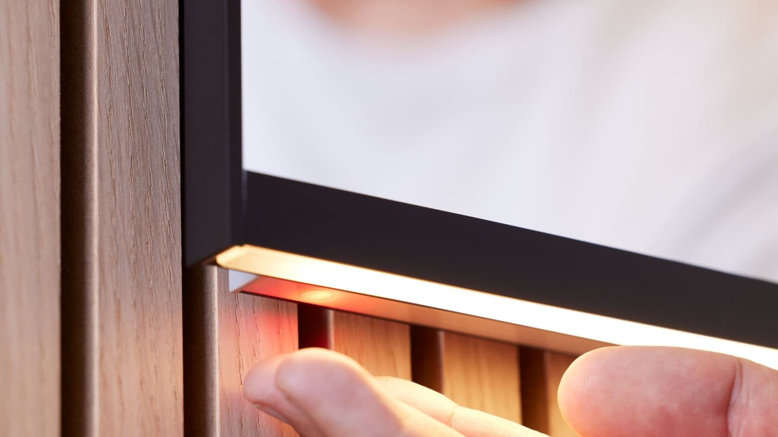 Vyhřívání proti zamlžování lze aktivovat manuálně (© Geberit) Vyhřívání proti zamlžování lze aktivovat manuálně (© Geberit)