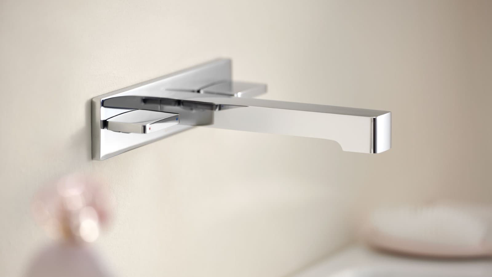 Nástěnná umyvadlová baterie Geberit ONE, hranatý design Nástěnná umyvadlová baterie Geberit ONE, hranatý design