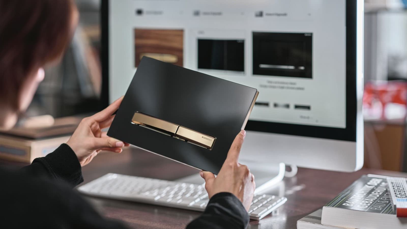 Žena se ovládacím tlačítkem pro splachování Geberit Sigma50 v růžově zlaté Žena se ovládacím tlačítkem pro splachování Geberit Sigma50 v růžově zlaté