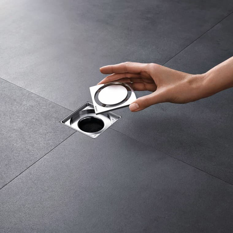 Hřebenová vložka Geberit je ukryta pod krytem. Hřebenová vložka Geberit je ukryta pod krytem.