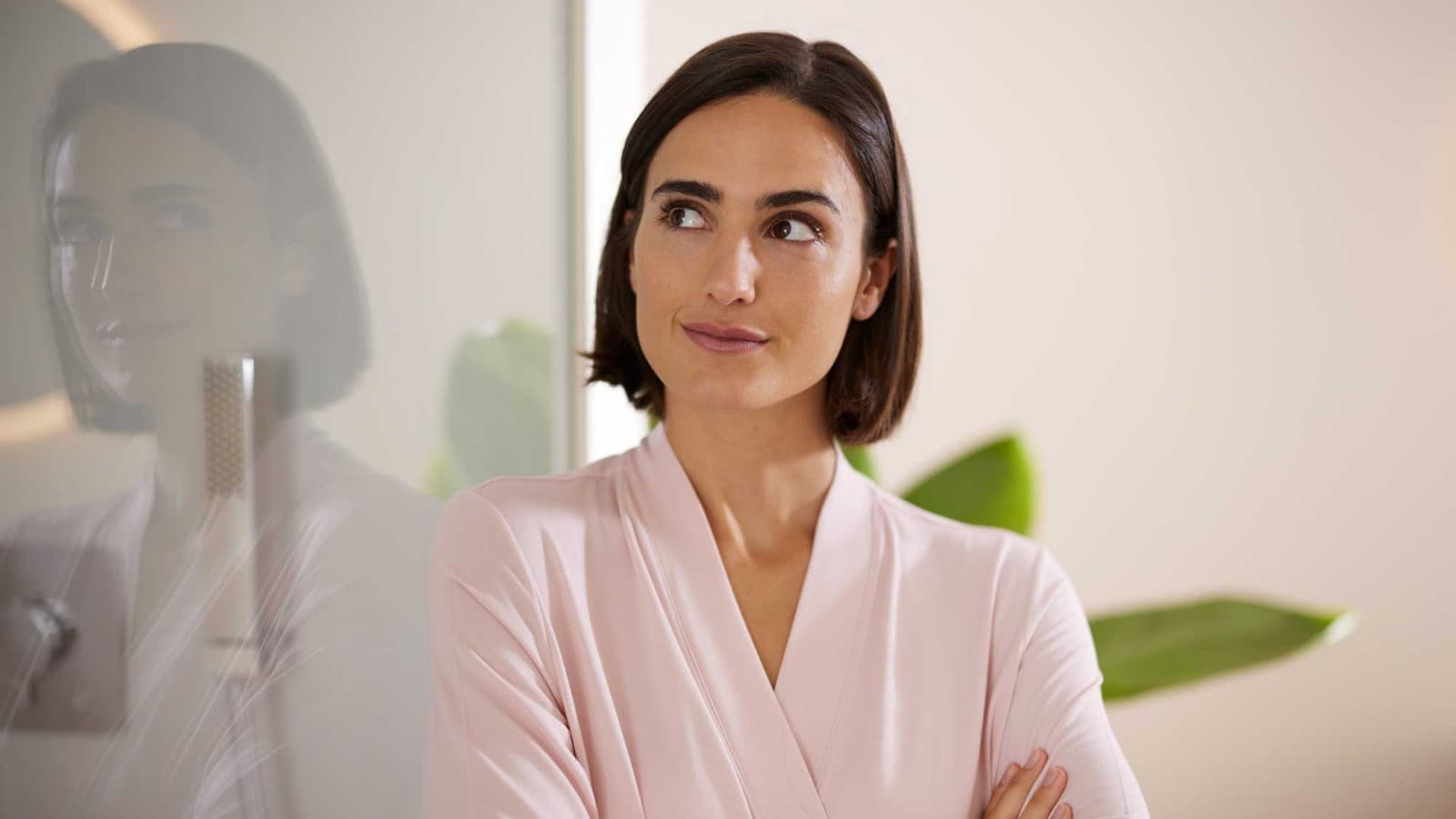 Žena přemýšlí v koupelně Žena přemýšlí v koupelně