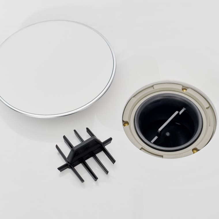 Hřebenová vložka Geberit je integrována do odtoku sprchové vaničky Geberit Nemea. Hřebenová vložka Geberit je integrována do odtoku sprchové vaničky Geberit Nemea.