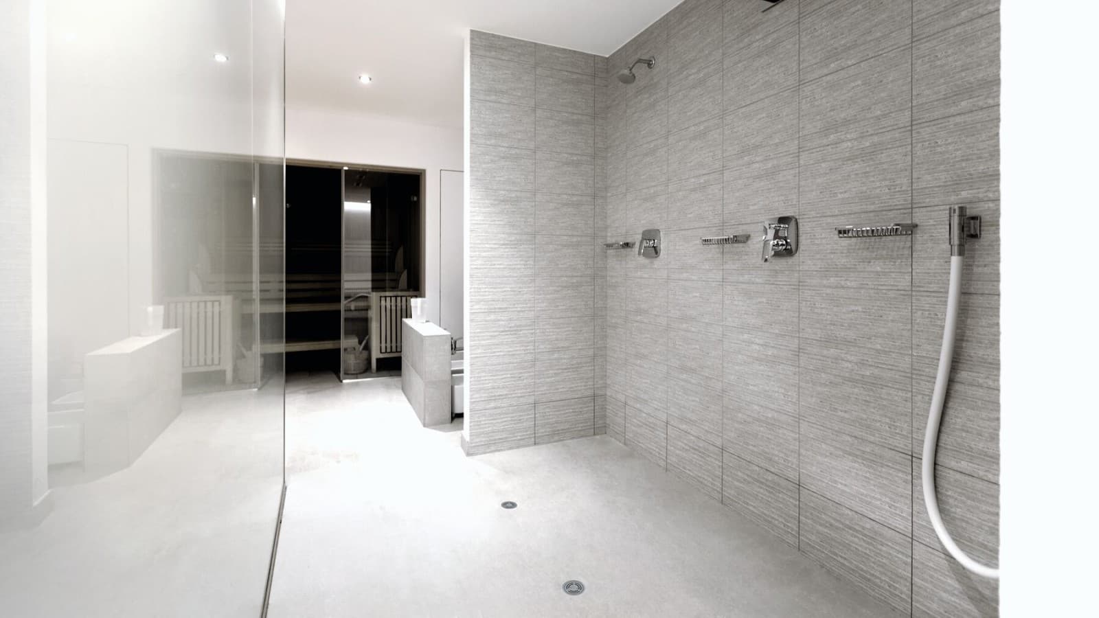 Poloveřejná sanitární místnost s podlahovou vpustí Geberit z vinylu (PVC). Poloveřejná sanitární místnost s podlahovou vpustí Geberit z vinylu (PVC).