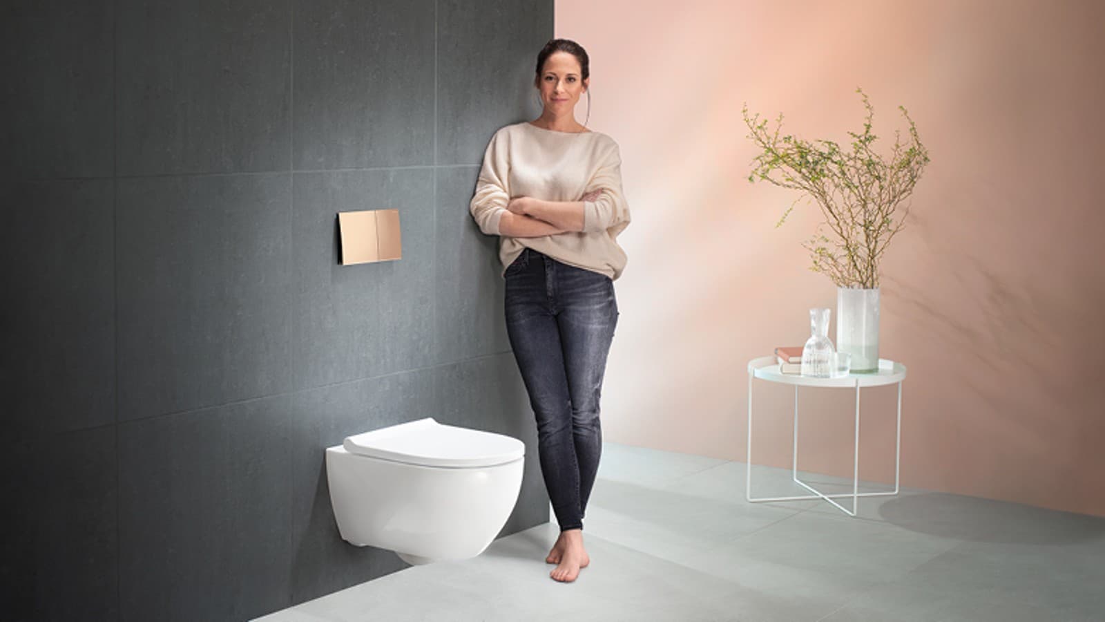 Spokojená žena vedle toalety Geberit Acanto Spokojená žena vedle toalety Geberit Acanto