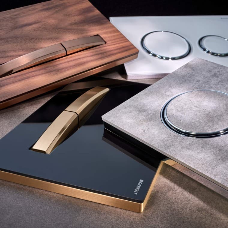 Ovládací tlačítka řady Sigma50 přinášejí do koupelny venkovní atmosféru díky povrchovým úpravám s efektem dřeva a kamene. Ovládací tlačítka řady Sigma50 přinášejí do koupelny venkovní atmosféru díky povrchovým úpravám s efektem dřeva a kamene.