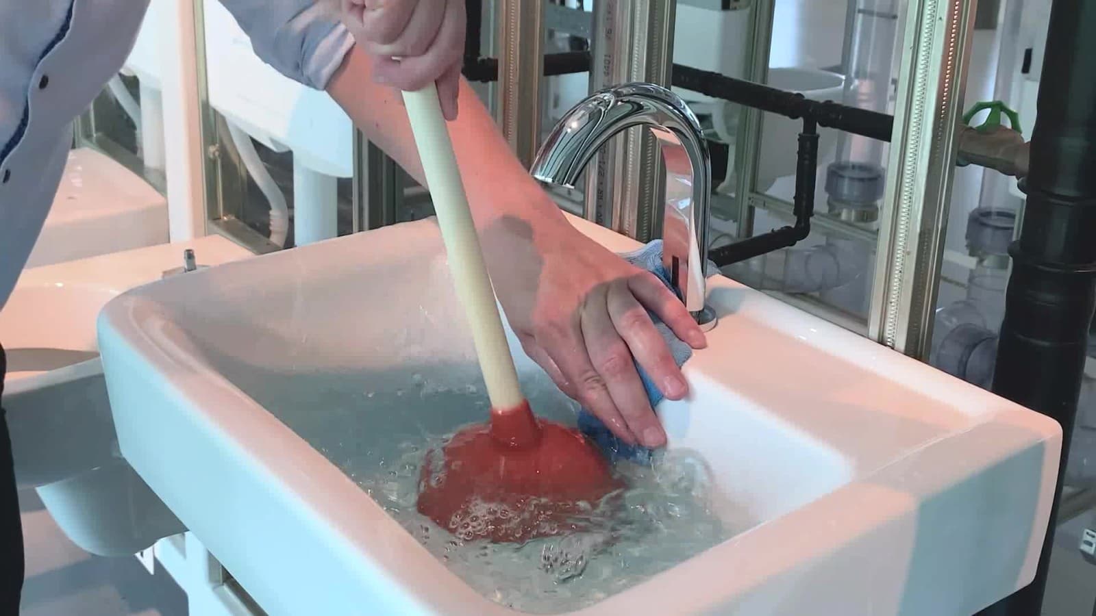 Gumový zvon se pohybuje nahoru a dolů Gumový zvon se pohybuje nahoru a dolů