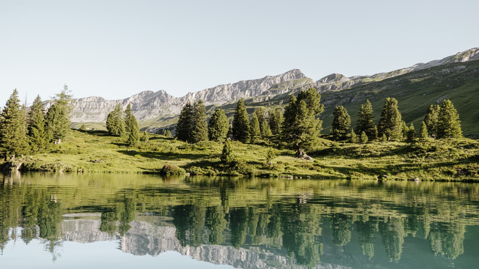 Odrazy ve švýcarském horském jezeře Engstlensee v nadmořské výšce 1 835 metrů. Fotograf: Bruno Augsburger (© Geberit) Odrazy ve švýcarském horském jezeře Engstlensee v nadmořské výšce 1 835 metrů. Fotograf: Bruno Augsburger (© Geberit)