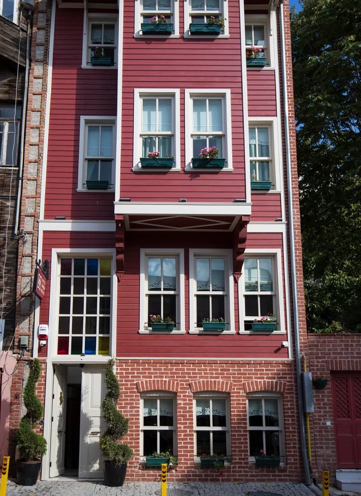 Budova před rekonstrukcí a při otevření v roce 2022. (© Haydar Erçin) Budova před rekonstrukcí a při otevření v roce 2022. (© Haydar Erçin)