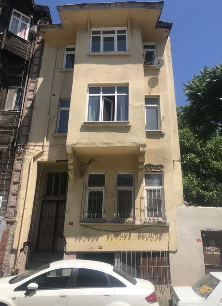 Budova před rekonstrukcí a při otevření v roce 2022. (© Hotel Turkish House) Budova před rekonstrukcí a při otevření v roce 2022. (© Hotel Turkish House)