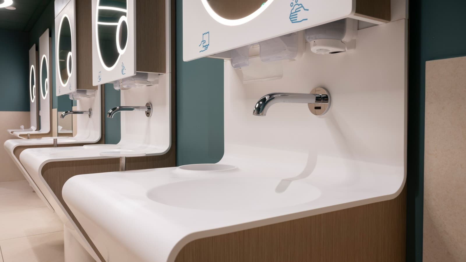 Umyvadlové baterie Geberit Piave jsou instalovány na umyvadlech (© Meike Goebel) Umyvadlové baterie Geberit Piave jsou instalovány na umyvadlech (© Meike Goebel)