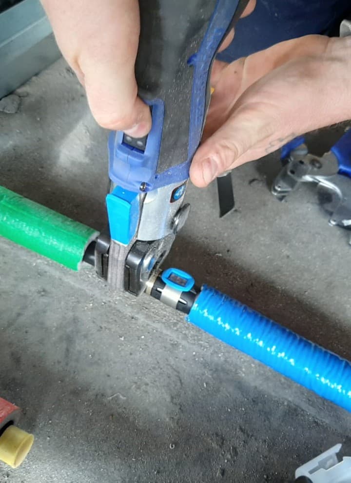 Nový lisovací systém Geberit FlowFit v provozu (© Geberit) Nový lisovací systém Geberit FlowFit v provozu (© Geberit)