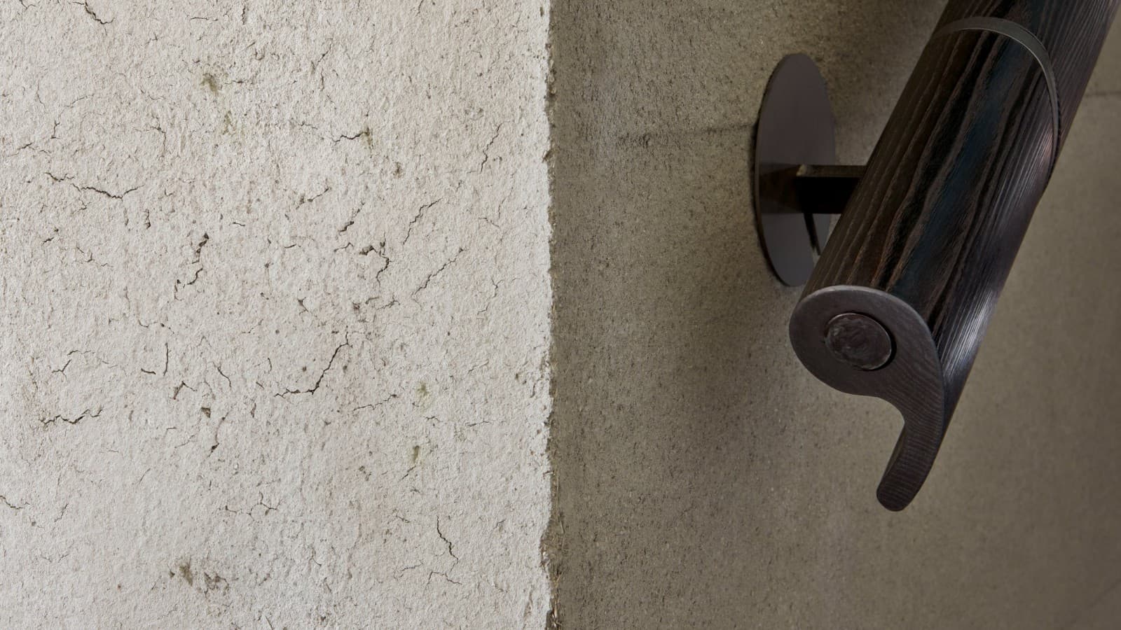 Povrchy jako pálené dřevo nebo hliněné stěny umocňují hmatový zážitek. (© David Willen Studio) Povrchy jako pálené dřevo nebo hliněné stěny umocňují hmatový zážitek. (© David Willen Studio)