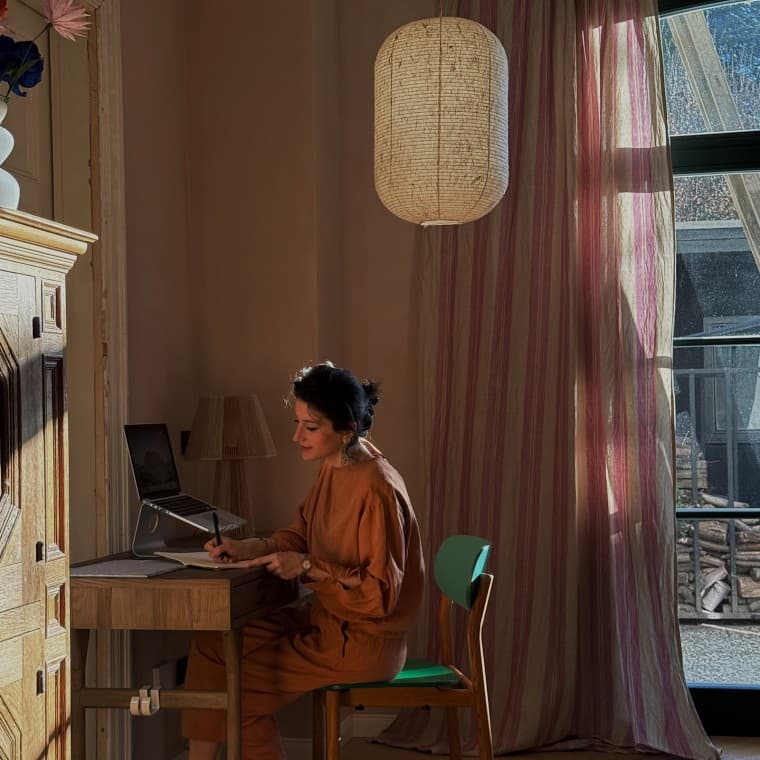 Büşra Qadir nazývá svůj styl interiérového designu „fusion living“ (fúzní bydlení), který kombinuje různé kultury, styly a barvy (© Büşra Qadir) Büşra Qadir nazývá svůj styl interiérového designu „fusion living“ (fúzní bydlení), který kombinuje různé kultury, styly a barvy (© Büşra Qadir)