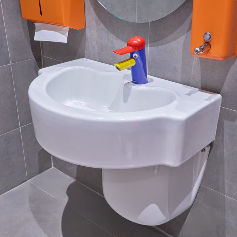 Pro děti se používají výrobky řady Geberit Bambini. (© Oğuzhan Kasar) Pro děti se používají výrobky řady Geberit Bambini. (© Oğuzhan Kasar)