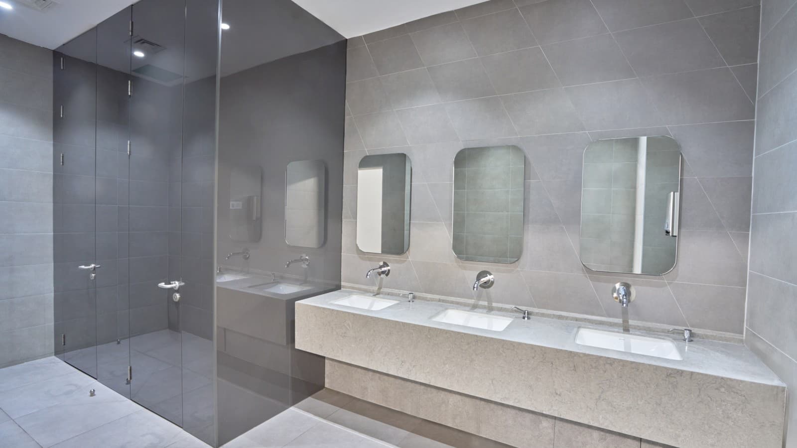 Jednoduché a elegantní: Umyvadlo Geberit VariForm a baterie Piave. (© Oğuzhan Kasar) Jednoduché a elegantní: Umyvadlo Geberit VariForm a baterie Piave. (© Oğuzhan Kasar)