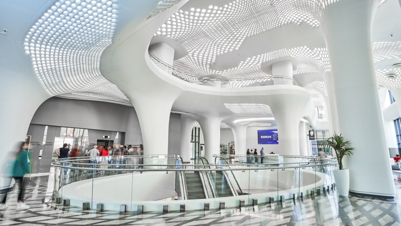 Futuristická a prosvětlená nemocnice Doruk Nilüfer v Burse sází na prostorné místnosti a organické tvary. (© Nemocnice Doruk) Futuristická a prosvětlená nemocnice Doruk Nilüfer v Burse sází na prostorné místnosti a organické tvary. (© Nemocnice Doruk)