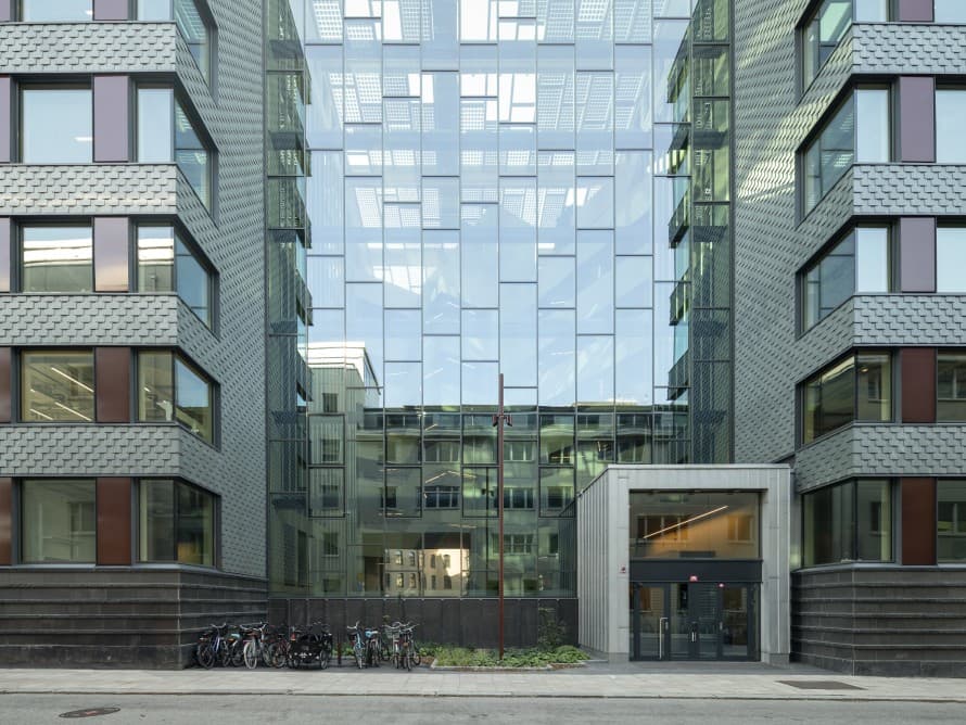 Tři dříve oddělené části budovy byly spojeny společným vnitřním nádvořím a vytvořily tak nový celek (© baraBild) Tři dříve oddělené části budovy byly spojeny společným vnitřním nádvořím a vytvořily tak nový celek (© baraBild)