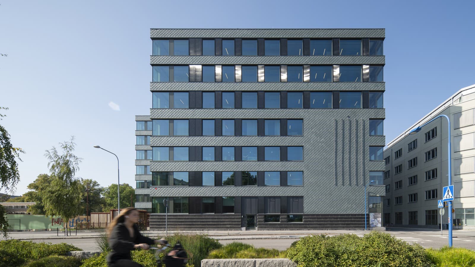 Fasáda z břidlice a integrovaných solárních panelů zajišťuje energetickou účinnost (© baraBild) Fasáda z břidlice a integrovaných solárních panelů zajišťuje energetickou účinnost (© baraBild)