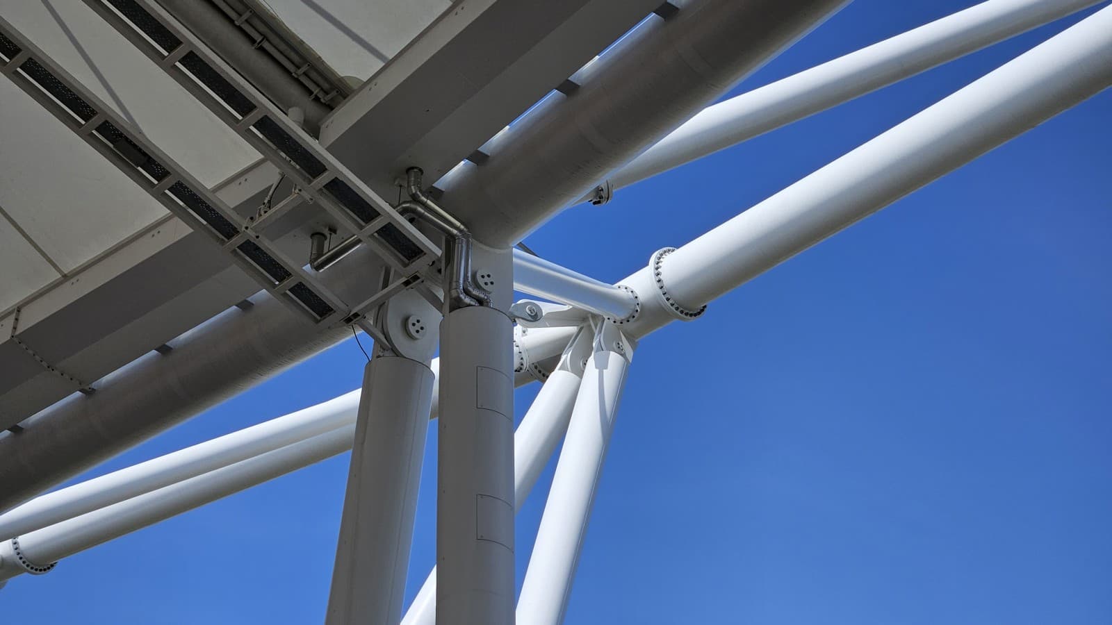 Skryté v trámoví: Střešní odvodňovací systém Geberit Pluvia je skrytý (© Geberit) Skryté v trámoví: Střešní odvodňovací systém Geberit Pluvia je skrytý (© Geberit)