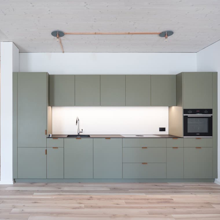 Povrchově uložené kabely jsou instalovány tak, aby bylo možné budovu flexibilně využívat i v dlouhodobém horizontu. (© Openly / Jens Ellensohn) Povrchově uložené kabely jsou instalovány tak, aby bylo možné budovu flexibilně využívat i v dlouhodobém horizontu. (© Openly / Jens Ellensohn)