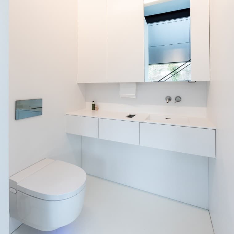 Minimalistický design interiéru, maximální pohodlí – se sprchovým WC Geberit AquaClean Mera Comfort. (© Lucas van der Wee) Minimalistický design interiéru, maximální pohodlí – se sprchovým WC Geberit AquaClean Mera Comfort. (© Lucas van der Wee)