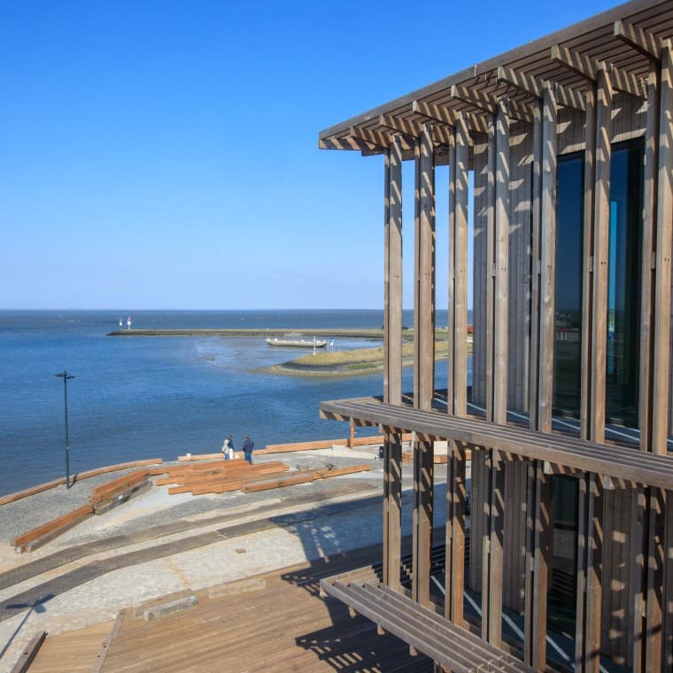 Dánská hvězdná architektka Dorte Mandrup navrhla novou budovu tak, aby odolávala drsným klimatickým podmínkám (© Tjeerd Visser) Dánská hvězdná architektka Dorte Mandrup navrhla novou budovu tak, aby odolávala drsným klimatickým podmínkám (© Tjeerd Visser)