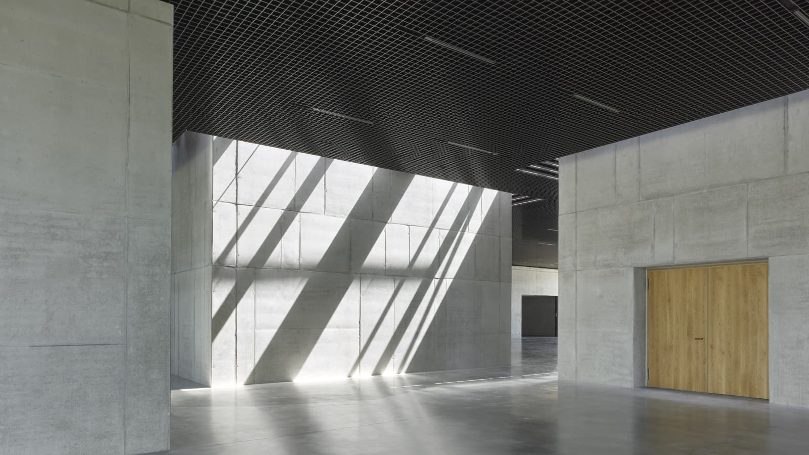 Souhra světla a průhlednosti, materiálů a detailů vytváří klidnou a soustředěnou atmosféru (© Roland Halbe) Souhra světla a průhlednosti, materiálů a detailů vytváří klidnou a soustředěnou atmosféru (© Roland Halbe)