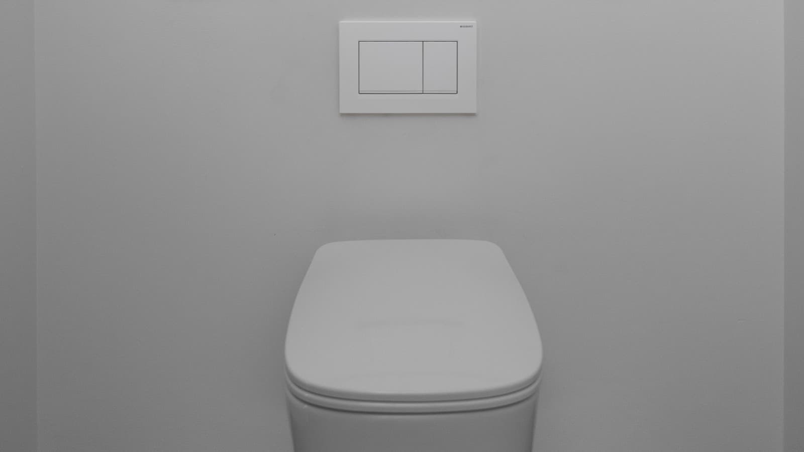 Koupelna s ovládací deskou Geberit Sigma30 (© Geberit) Koupelna s ovládací deskou Geberit Sigma30 (© Geberit)